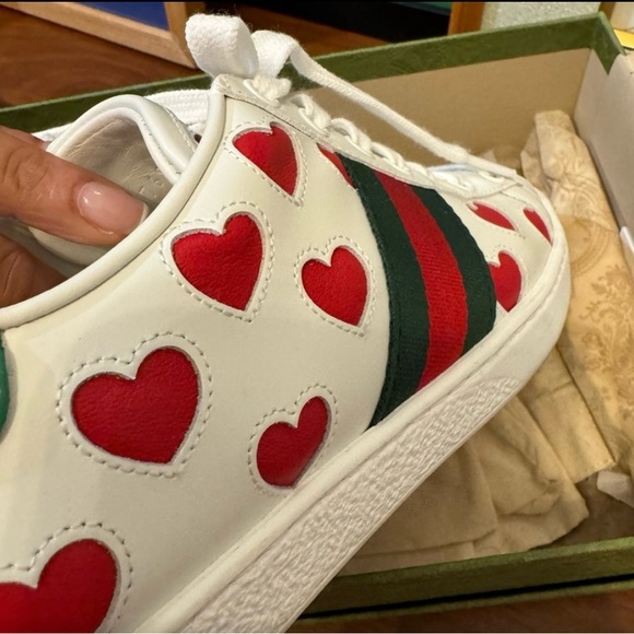 Gucci Sneakers, with hearts! Authentic - Picture 5 of 9